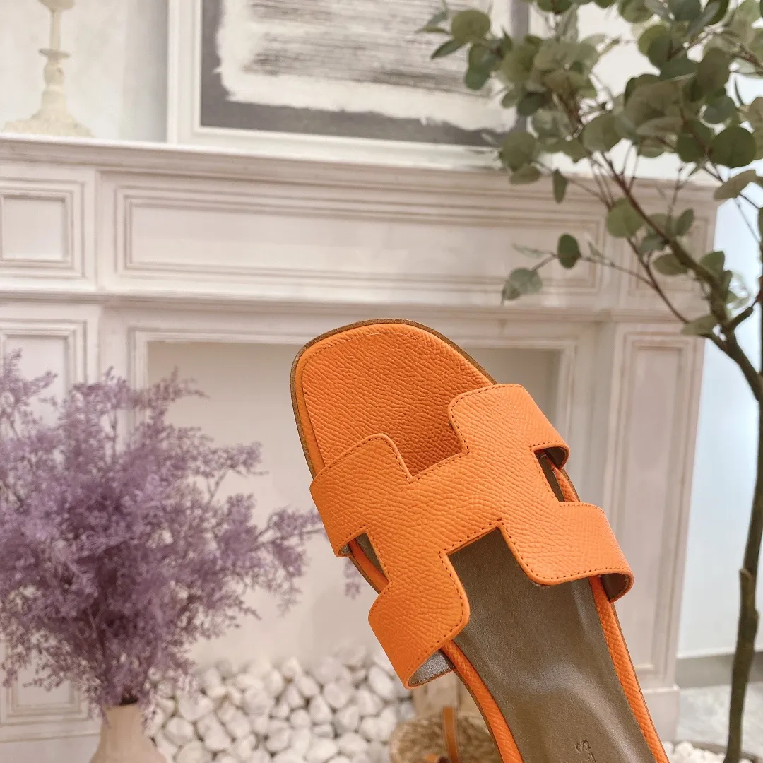 👟👟Ex-factory price 300👟👟 Genuine leather sole +40 🦄Hermès "Palm Print" has added new color sandals, "Year-round shipment" with three-dimensional concave and convex feeling on the classic "H" upper... It is a must-have item in your wardrobe, and it is magically versatile in this summer! This model fully demonstrates the classic Hermès style "palm print". Classic calfskin material ~ imported sheepskin. Lining 🐎Size: 34~42. Heel height ② type: low heel 1.5cm. Medium heel 4.5cm. Genuine leather sole +40 rubber sole.